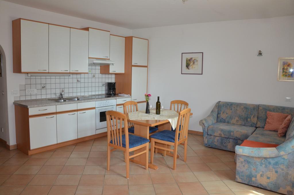 Ansitz Weissenheim Apartment Appiano Sulla Strada Del Vino Bilik gambar